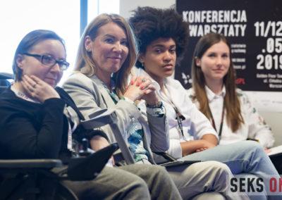 Cztery kobiety siedzą w pierwszym rzędzie, wśród nich prowadząca konferencję - Agata Niemiec.