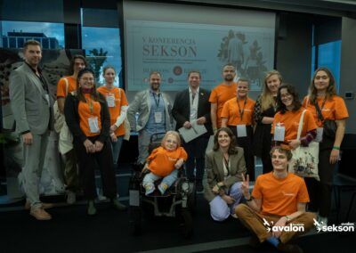 Grupowe zdjęcie pracowników i wolontariuszy Fundacji Avalon.